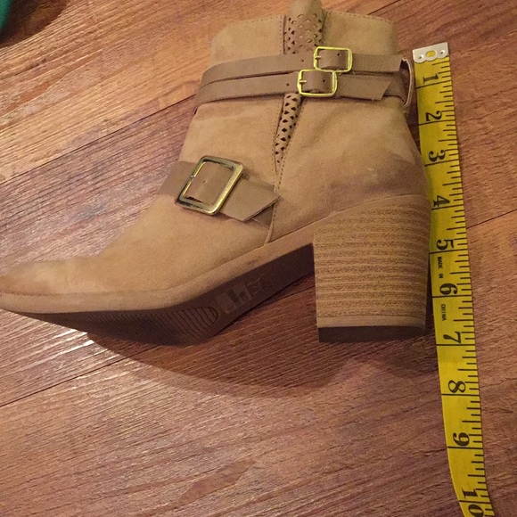 Tan boots - Picture 3 of 8